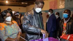 Perezida wa Zambia Edgar Lungu ubwo yatoraga kuri uyu wa kane