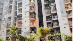 காஸியாபாத்தில் உள்ள பாரத் சிட்டி கட்டடத்தில் மூன்று சிறுமிகள் இறந்தனர். 