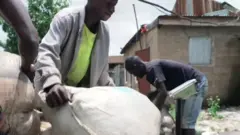 Wani kamfani a Najeriya ya kirkiri sabuwar hanyar samar da inshorar lafiya ga masu karamin karfi ta hanyar karbar tarkacen bolar da suka tara.