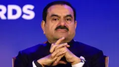 ऊर्जा क्षेत्रात अदानींच्या कंपन्या औष्णिक विद्युत प्रकल्प (कोळशापासून होणारी वीज निर्मिती) आणि अपारंपारिक ऊर्जा (सौर, पवन ऊर्जा) या दोन्हीमध्ये काम करतात
