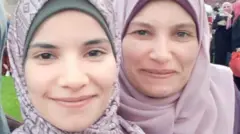 Aseel Ghaben junto a su hermana