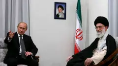 ইরানের নিহত সর্বোচ্চ নেতা আয়াতুল্লাহ আলী খামেনির সঙ্গে ভ্লাদিমির পুতিনের বৈঠক - ফাইল ছবি