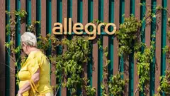 Логотип Allegro на паркані