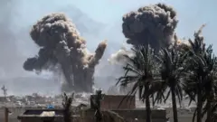 أعمدة الدخان تتصاعد من جراء الضربات الجوية في الباغوز.