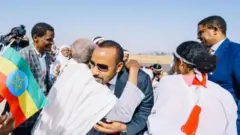 ነበርቲ ነቀምት ንቀዳማይ ሚንስተር ኣብይ እናተቐበልዎ