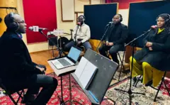 Abatumire ba Felin Gakwaya (Uva ibumoso ujya iburyo): umuyobozi w'icyo kigo, Eric Twagirimana, umwe mu barimu babo, Christophe Ikitegetse hamwe n'umwe mu babyeyi babo Marie Claire Mukashyaka