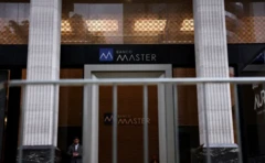Fachada do Banco Master em vidro, em São Paulo