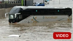 சௌதி அரேபியா: மெக்காவை தாக்கிய சூறாவளி - வெள்ளத்தில் மூழ்கிய வாகனங்கள்