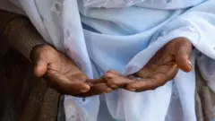 እጃቸውን ለፀሎት የዘረጉ አባት