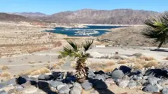 منظره دریاچه مید - در دورانی پرآب تر سطح آب تا این سنگ ها بالا می آمد