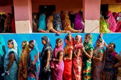 Mujeres competitivas hacen fila para emitir su voto en un colegio electoral durante la primera fase de las elecciones a la asamblea legislativa, el 6 de noviembre de 2025, en la circunscripción de Raghopur, en el distrito de Vaishali, en el estado indio de Bihar.