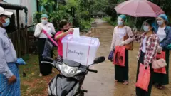 ဧရာဝတီတိုင်း ပုသိမ်မြို့မှာ ကြိုတင်မဲ ကောက်ယူေနစဥ်