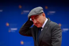 nikol paşinyan kafasında şapkayla yürürken