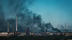 Umwotsi wuzuye igisagara ca Severodonetsk mu buseruko bwa Ukraine ubu kizwi ko hafi cose kiri mu minwe y'Uburusiya 