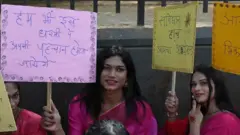 मुंबई में 13 जनवरी को किन्नर मां ट्रस्ट द्वारा आयोजित पिंक रैल में शामिल ट्रांसजेंडर समुदाय के लोग