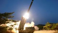 29일 시험발사한 북한의 '초대형 방사포'는 발사대의 개수가 늘고 무한궤도가 장착된 등 작년에 공개된 것과 다른 모습을 갖고 있다