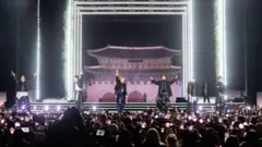 这个舞臺位于首尔历史悠久的光化门前