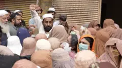 مفت آٹے کے لیے قطاریں