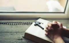 "යෙහෝවා සාක්ෂිකරුවන්" නමැති ආගමික නිකායේ ආගමික ප්‍රචාරක කටයුතු වල නිරතව සිටියදී කිසිදු සාධාරණ හේතුවක් නොමැතිව එහි අනුගාමිකයින් හතර දෙනෙකු අත්අඩංගුවට ගැනීම තුළින් වලස්මුල්ල පොලිසිය ඔවුන්ගේ මූලික අයිතිවාසිකම් උල්ලංඝණය කර ඇතැයි අද (මැයි 22 වැනිදා) ශ්‍රේෂ්ඨාධිකරණය තීන්දු කළේය.