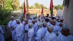 يصل المسلمون لأداء صلاة عيد الأضحى في أحد ميادين قرية الخوض في مسقط، عُمان، في 17 يونيو/حزيران 2024