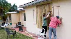 在颶風米爾頓來襲前，美國福羅里達州居民正在加固房屋