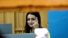 তামিল চলচ্চিত্র তারকা তৃষা কৃষ্ণান ভোট দেওয়ার পরে আঙ্গুলে কালির চিহ্ন দেখাচ্ছেন