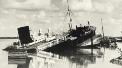 অপারেশন জ্যাকপটে তলদেশ বিস্ফোরিত হওয়া একটি জাহাজ