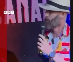 Tiago Pitthan fala em seu próprio velório, com chapéu e flores no pescoço
