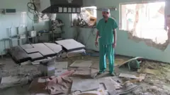 Un médecin libyen dans une salle d'opération détruite lors de combats