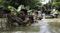 ရပ်ကွက်အတွင်းရှိသူများ ပြောင်းရွှေ့ရေးအတွက် မီးသတ်တပ်ဖွဲ့ဝင်၊တပ်မတော် နှင့် လူမှုကူညီရေး အသင်းများမှ ကူညီဆောင်ရွက်ပေး