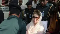গত বছরের অক্টোবরে চিকিৎসার জন্য খালেদা জিয়াকে বঙ্গবন্ধু শেখ মুজিব মেডিকেল বিশ্ববিদ্যালয়ে নিয়ে আসা হয়েছিল (ফাইল ফটো)