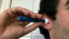 காது குடைகுதல்