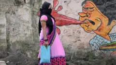 Mumbayda tüpürməyin ictimai sağlamlığa nə qədər zərərli olduğunu izah etmək üçün divarlara qraffitilər çəkilib