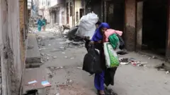 Evlerini terk eden Delhililer