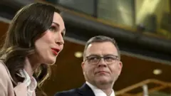 رئيسة الوزراء الفنلندية سانا مارين (يسار) والمحافظ بيتيري أوربو (يمين) في هلسنكي