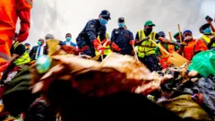 Lagos State govnor and oda govment officials as dem dey shovel doti