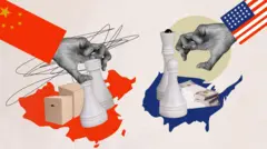 На ілюстрації дві великі руки у рукавах із прапорами Китаю та США рухають фігури шахів. Зліва – поверх червоної карти Китаю стоять коробки та шахові фігури. Праворуч – на синьому контурі США лежать пачки доларів і шахові фігури. Зображення символізує економічне суперництво між країнами.