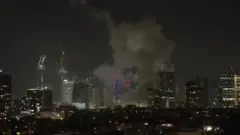 الدخان يتصاعد من تل أبيب