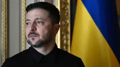 Зеленский на фоне украинского флага