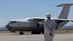 Бириккен Араб Эмираттарынан Суданга гуманитардык жүк ташуучу Ил-76 маркасындагы учактын бири (архивден алынган сүрөт)