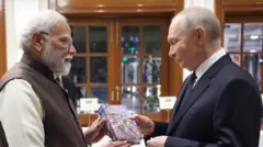 गुरुवारी रशियाचे राष्ट्राध्यक्ष व्लादिमीर पुतिन भारतात आल्यानंतर पंतप्रधान नरेंद्र मोदी यांनी त्यांना रशियन भाषेत लिहिलेली गीता भेट दिली.