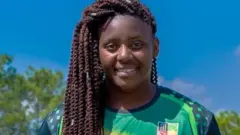 Sinikiwe Mpofu yakiniye ikipe ya Zimbabwe ya mbere y'abagore ya Cricket yakinnye umukino mpuzamahanga mu 2006 