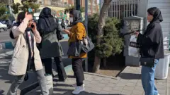 Иранки на улицах Тегерана 28 февраля 2026 года