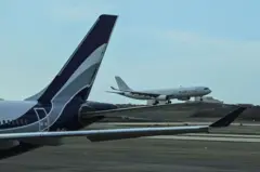 Un avión de Plus Ultra Airlines procedente de España aterriza en el Aeropuerto Internacional Simón Bolívar de Maiquetía, Venezuela.