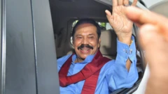 මහින්ද රාජපක්ෂ නිල නිවසින් පිටව යයි