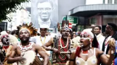 Abantu bafite ifoto ya Patrice Lumumba