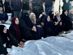 نساء فلسطينيات في خان يونس ينتحبن على ذويهن الذين قضوا في القصف الإسرائيلي وقت السحور