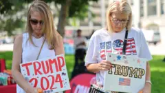 Simpatizantes de Trump rezan tras el ataque sufrido el sábado por el expresidente.