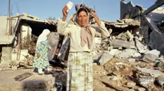 امرأة ناجية من مجزرة صبرا وشاتيلا تنتحب أمام المنازل المدمّرة
