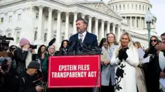 El representante Thomas Massie, republicano por Kentucky, durante una rueda de prensa frente al Capitolio de Estados Unidos en Washington DC., el martes 18 de noviembre de 2025.